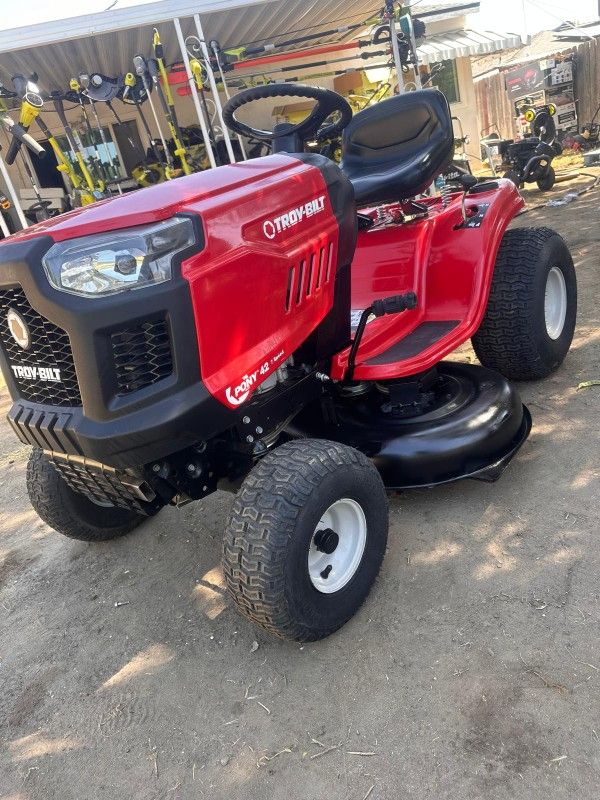 Troy-Bilt
Pony 42 in. 15.5 HP Briggs and Stratton 7-Speed Manual Drive Gas Front Engine Riding Lawn Tractor (CA Compliant)