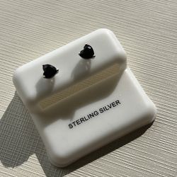 Black onyx heart stud 925