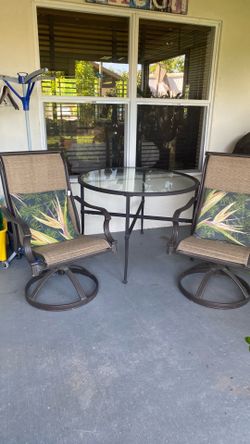 Metallic and glass table with metallic chairs