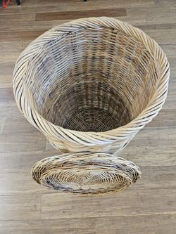 Extra Large Woven Wicker Basket with Lid – 27"x22"