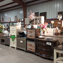 Dressers And Nightstands / Cajoneras Y Burós 