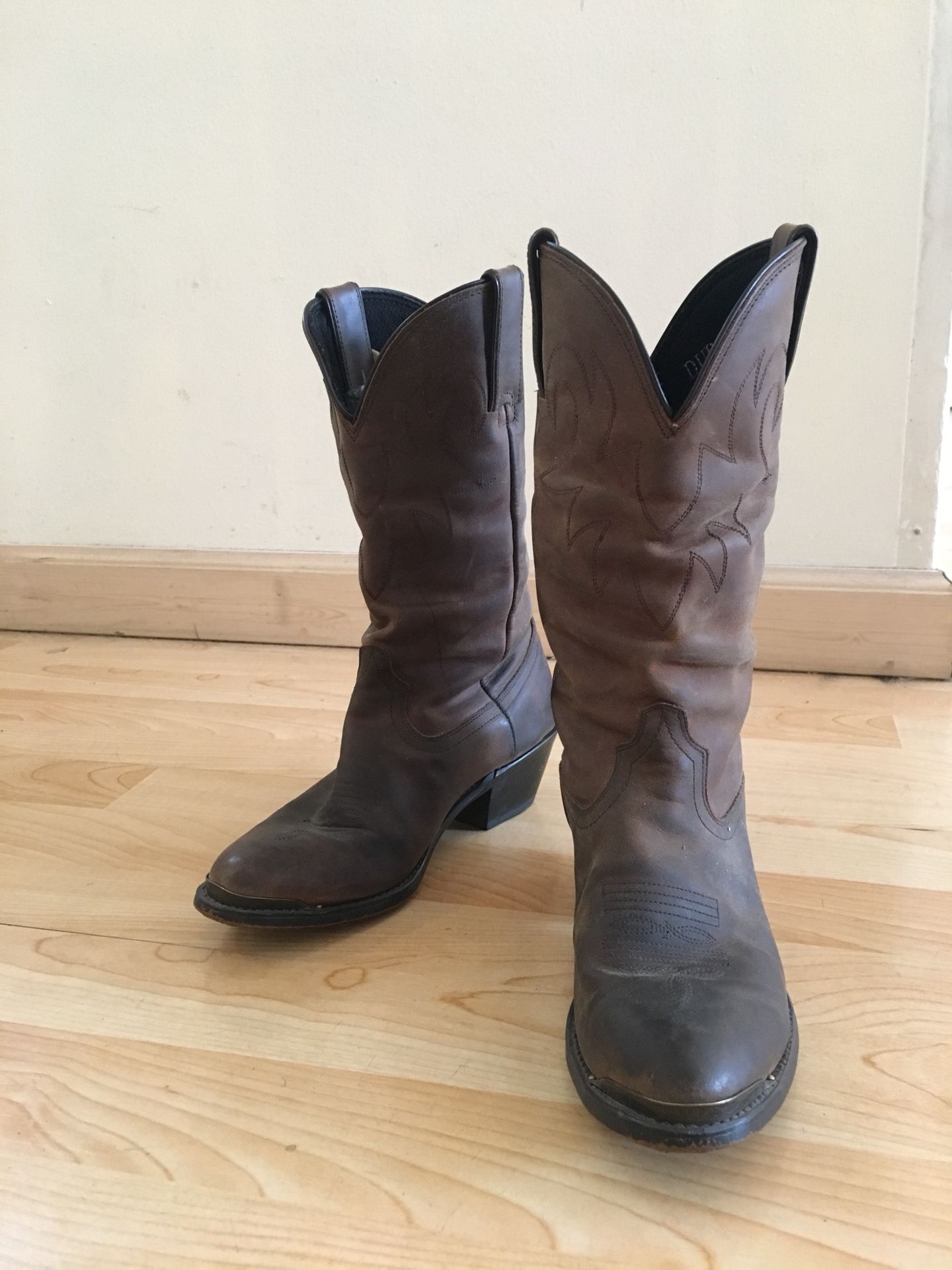 Beautiful Leather Cowboy Boots w/ Details - Women’s 7