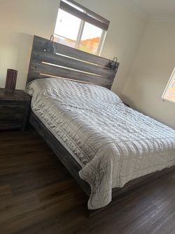 King Panel Bed with 2 matching nightstands