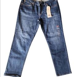 Levi's Boyfriend Mid Rise Jeans Tapered Leg Relaxed 
Women's Size 28 * New With Tags *