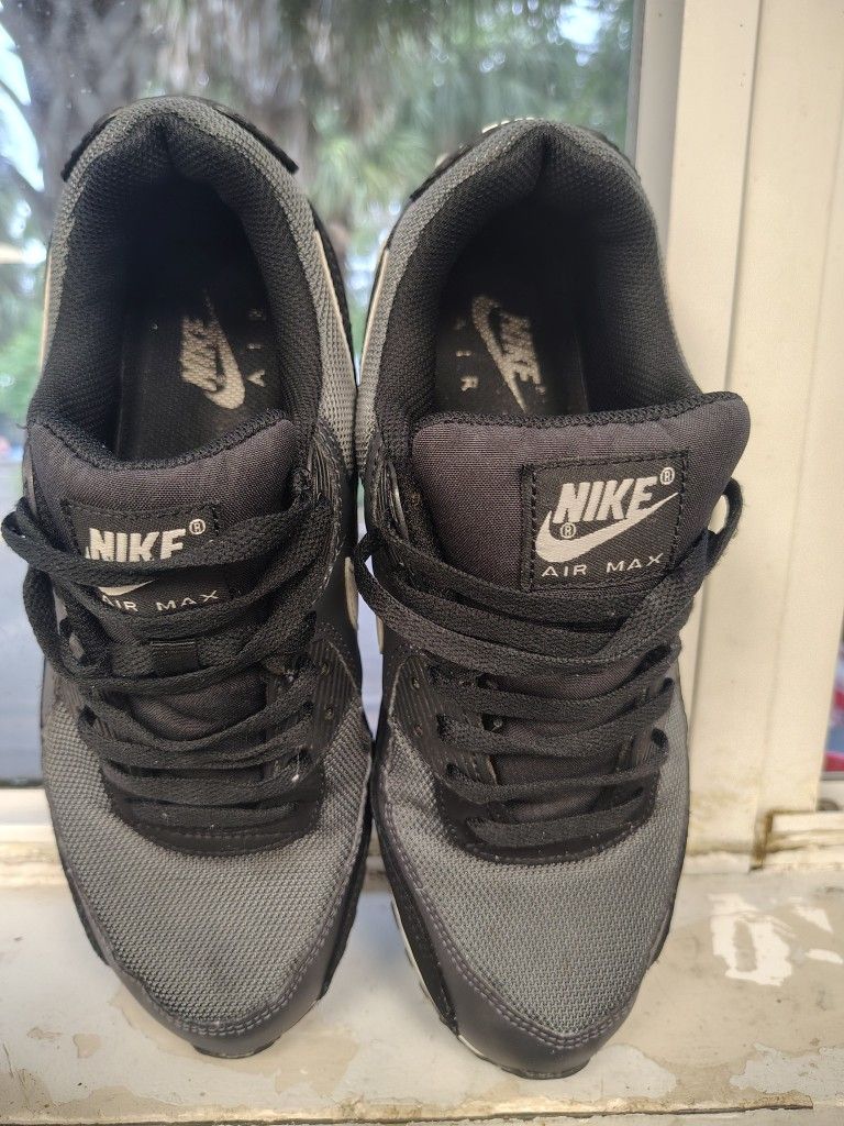 Nike Airs SIZE 10 MENS Price negotiable if Picking Up.