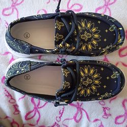 Black & Yellow Size 5.5-6 Women's Shoes