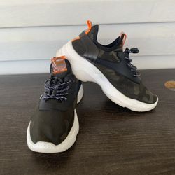 Bebe Sport Keyra Camo lace up Sneaker Size 8