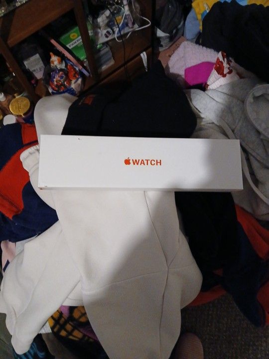 New Neber Used Apple Watch With Accessories.