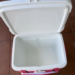 Igloo 16 QT. Laguna Roller Ice Chest Cooler with Wheels - Pink 