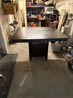 Adjustable Leaf Large Table !
