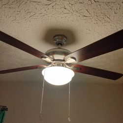 Estufa Eléctrica 2 Ventiladores Con Luz,Un Microondas Con Hood $110 Por Todo
