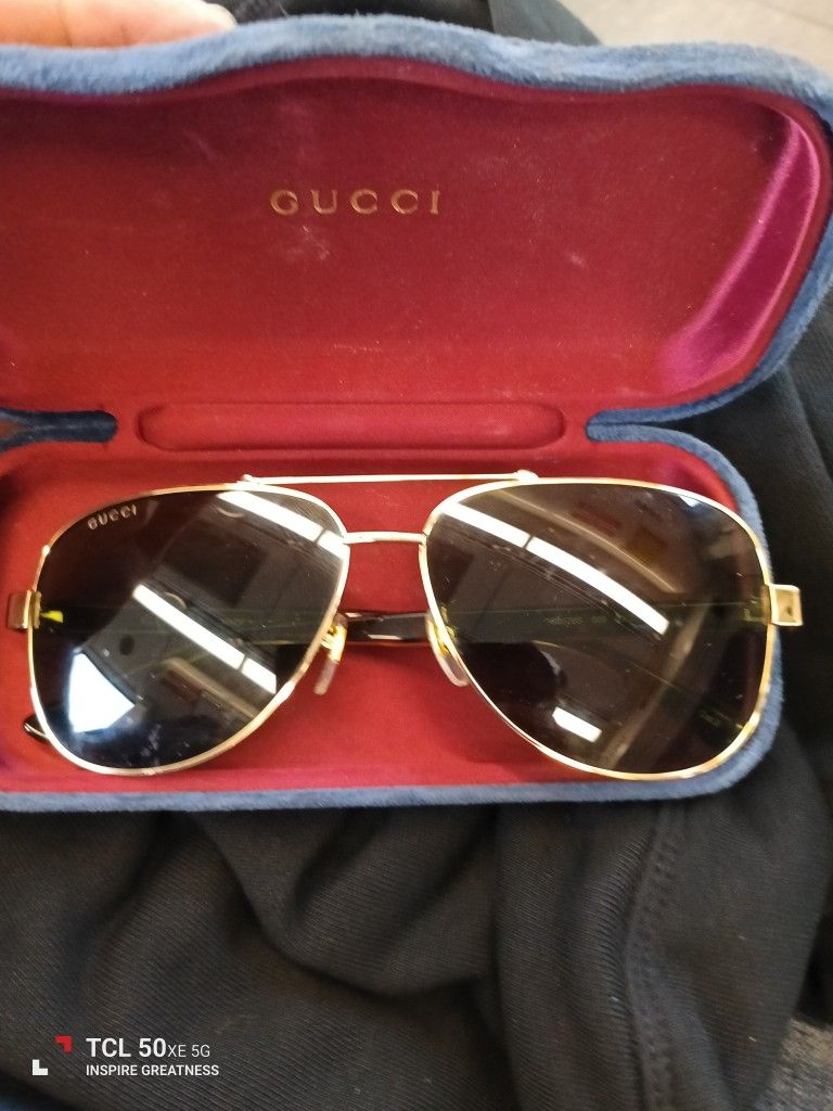 men's Gucci sunglasses. like new. no scratches