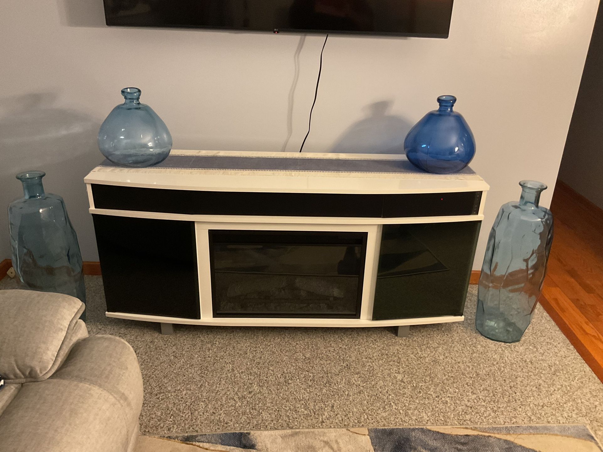 🪵 For Sale: Stylish TV Stand – Excellent Condition! 🪵