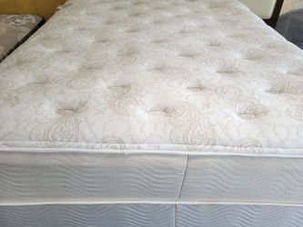 Beautyrest Queen
Mattress And Box
Spring
Clean very comfy 140
dlls free delivery