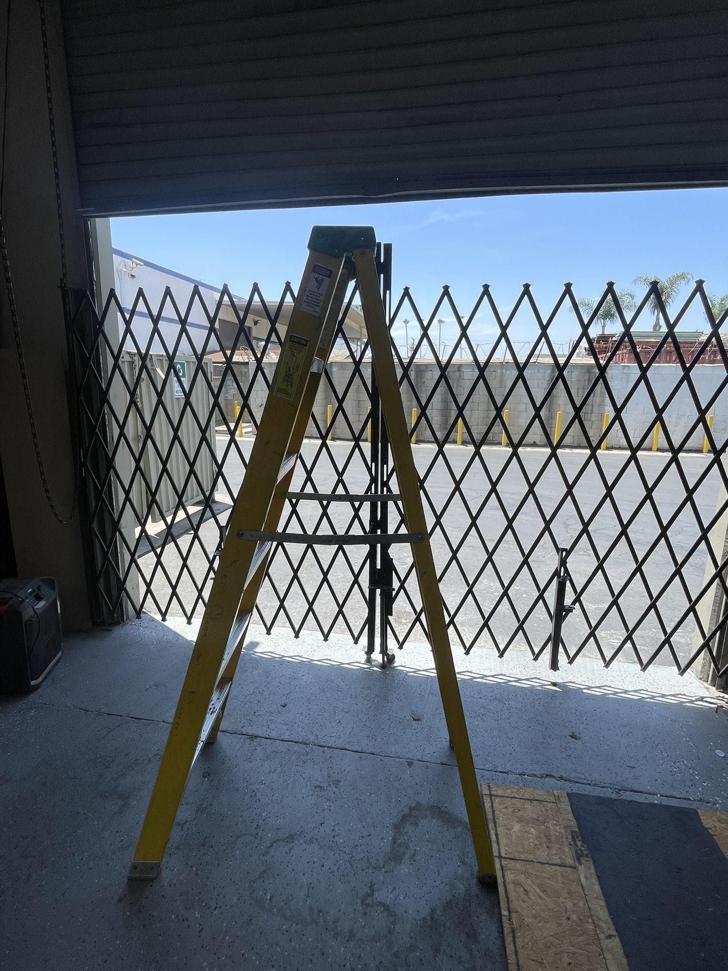 LADDER Werner 6ft Fiberglass Ladder - Type I, 250 lb Rating (Model 6056S)