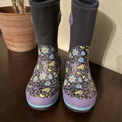 Girl's rain boots size 9