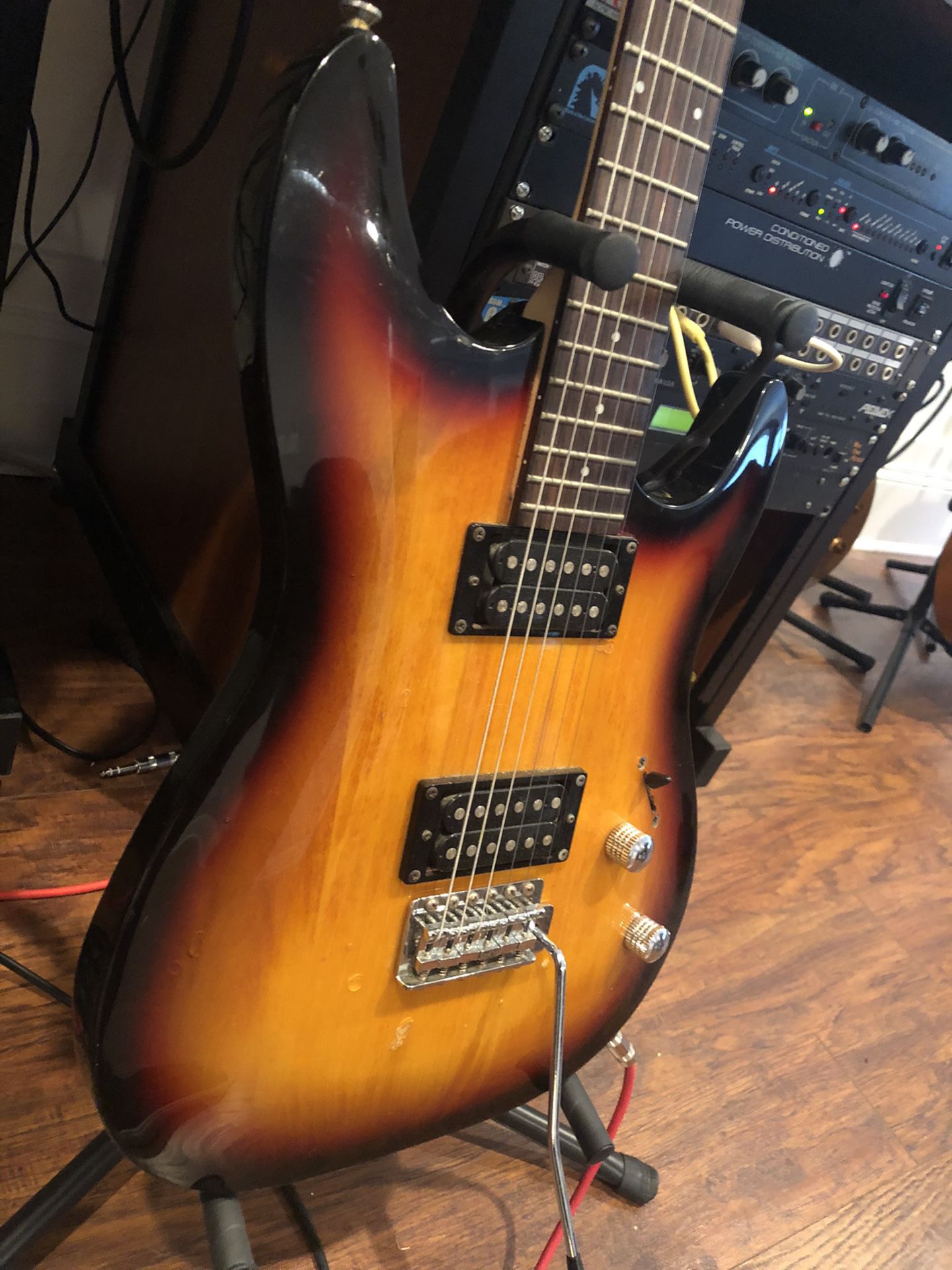 Laguna LE electric guitar sunburst - new strings!