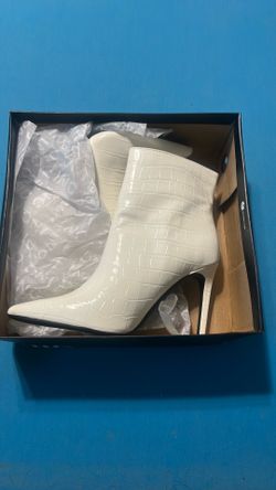 9.5 INC International Concepts Women's White Croc-Embossed Pointed Toe Ankle Boots