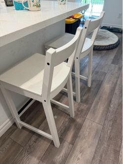 2 bar stools