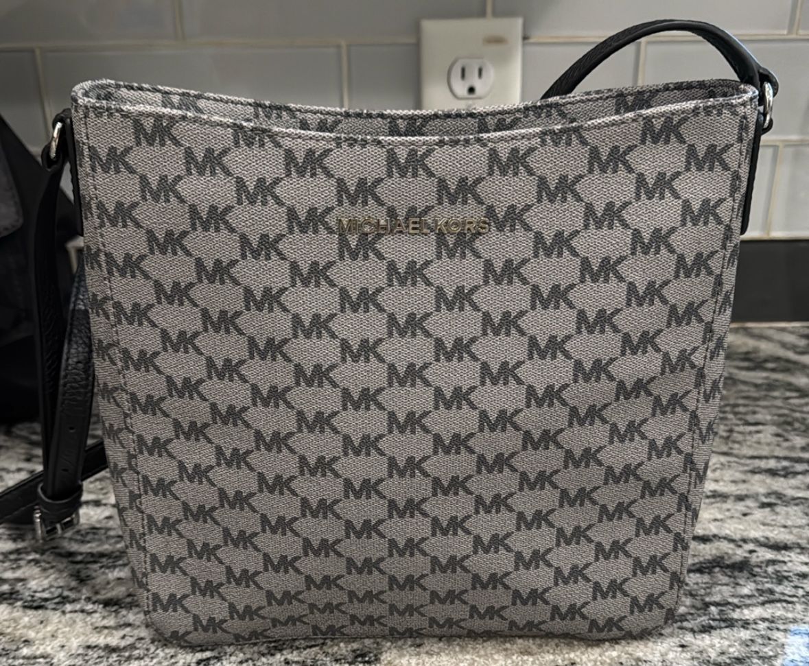 LIKE NEW Michael Kors Monogram Crossbody Bag 10 Canvas