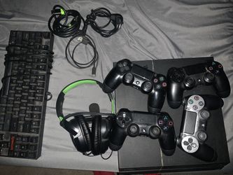 Ps4. 4 Controllers. Headset. Light up Keyboard