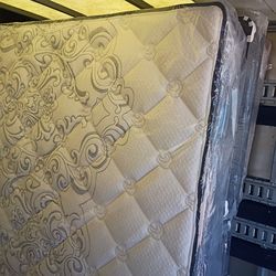 Brand new King size pillowtop mattress and box spring free delivery depends on location