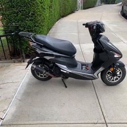  600$ 210cc Moped Carbon Fiber Exhuast Lost The Tittle No Key Interested In A Trade But Depending On The Bike 