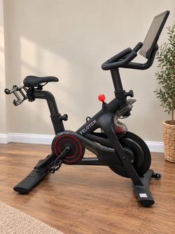Peloton Bike + Touchscreen – Barely Used / Excellent Condition