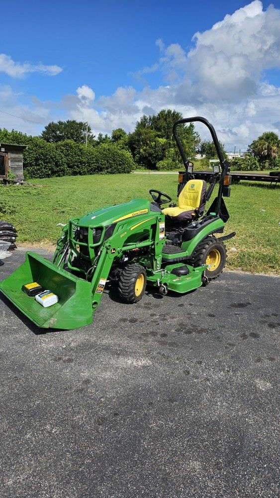 John Deere 1025 Tractor
