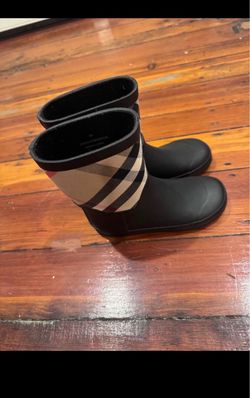 Kids Burberry boots size 2