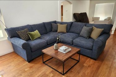 Oversized Living Spaces Sectional Like New!