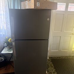 Top-Freezer Refrigerator 