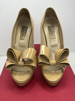 Valentino Garavani bow Nude patent platform pumps Size 37/ 7 EXCELLENT