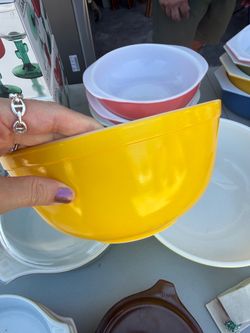 Yellow Pyrex bowl 403