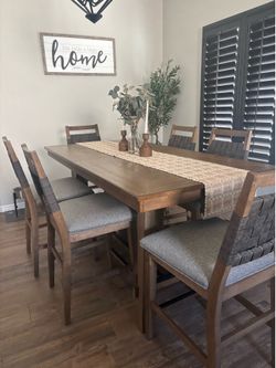 Dinning set table and 6 chairs - like new !