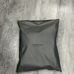 Men’s Essential Hoddie Size Medium 