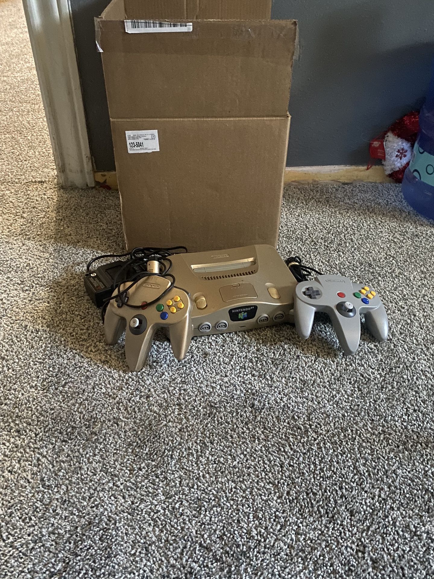 Gold Nintendo 64 (2 Controllers )