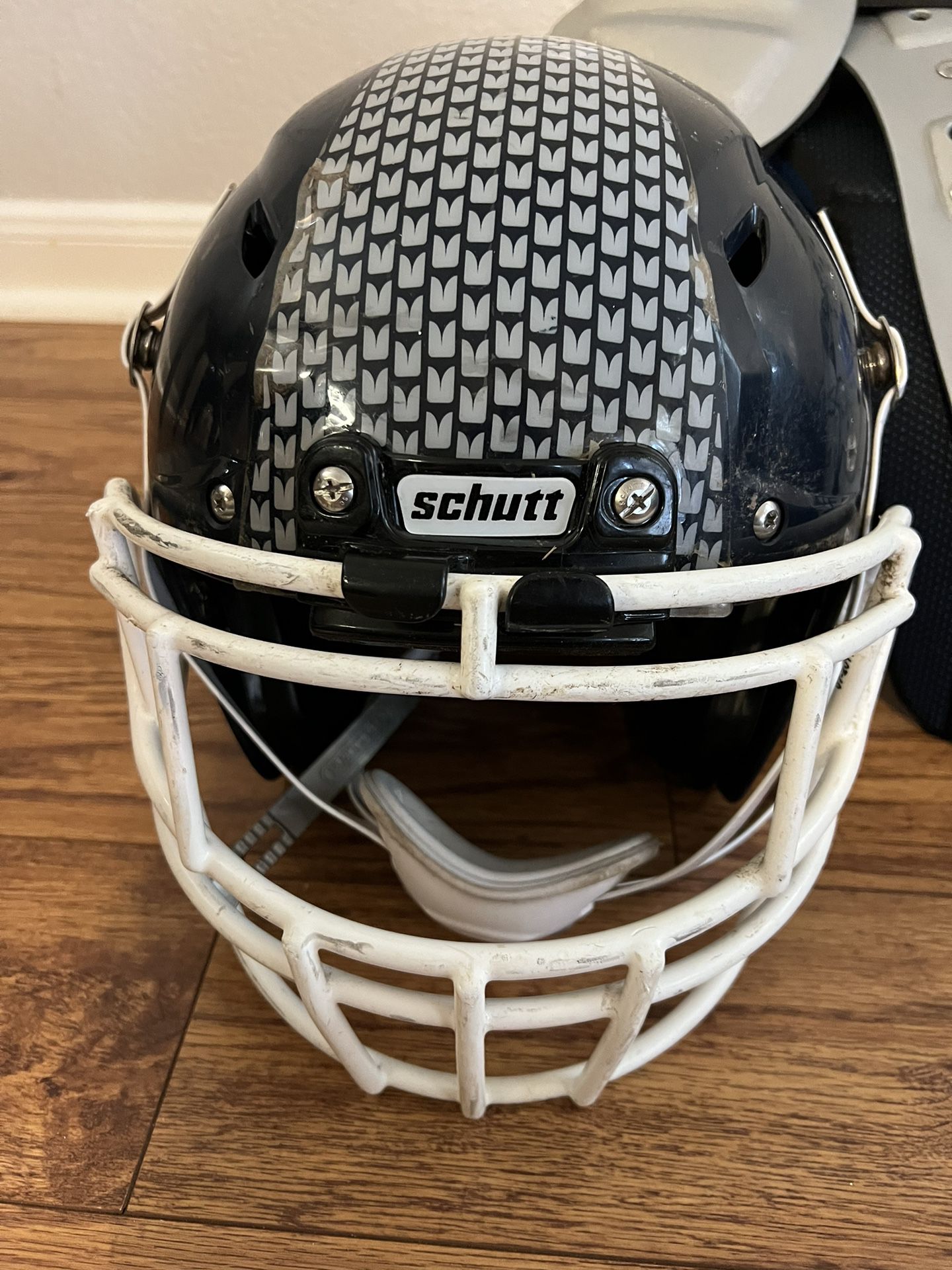 Schutt Vengeance Youth Helmet large for Sale in El Paso, TX - OfferUp