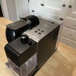 Nespresso by De’Longhi Lattissima–style machine (integrated milk frother).