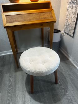 Round ottoman with wooden legs & boucle’ tufted seat with mango wood round side table