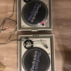 (2) Technics 1200 w/ 2 cover Cases