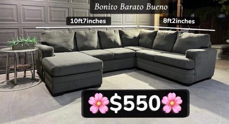 🎉🌸$550 Beautiful Big 2 piece Sectional with reversible Chase 🌸🎉 They are used conditions some wear and tears but there soft & Comfortable🌸 Perfe