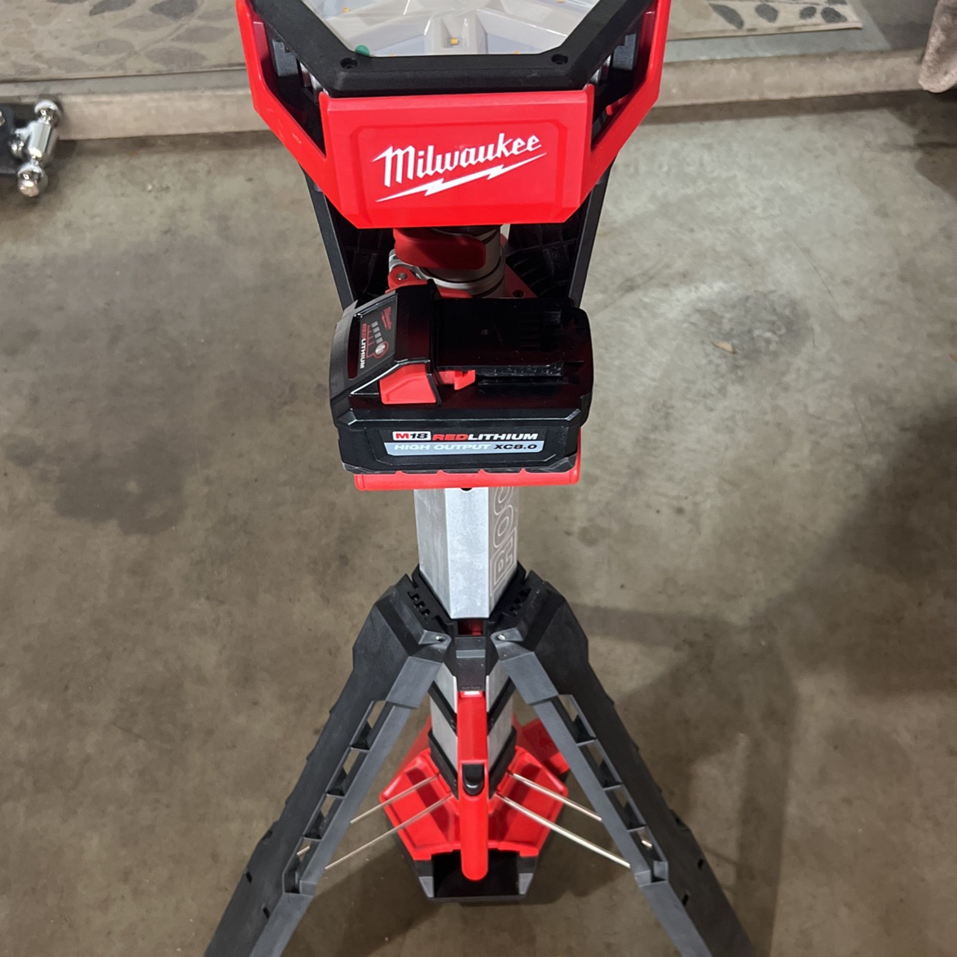 Milwaukee Tower Light M18 And Battery 8.0