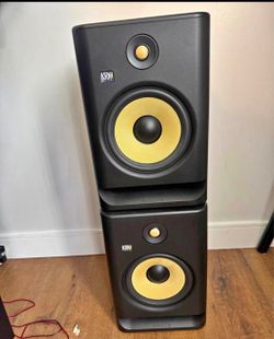 KRK ROKIT 8 G4s with stands (Great Condition)