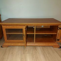 Sturdy Oak Wooden TV Stand
