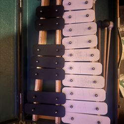 Glock MUSICAL INSTRUMENTS XYLOPHONES GLOCKENSPIEL 25 NOTE CHROMATIC C-C TUNED, CARRYING CASE, 4 MALLETS, 