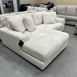 HOT DEAL 🤝LINDYN IVORY 2 PIECE LAF SECTIONAL WITH CHAISE