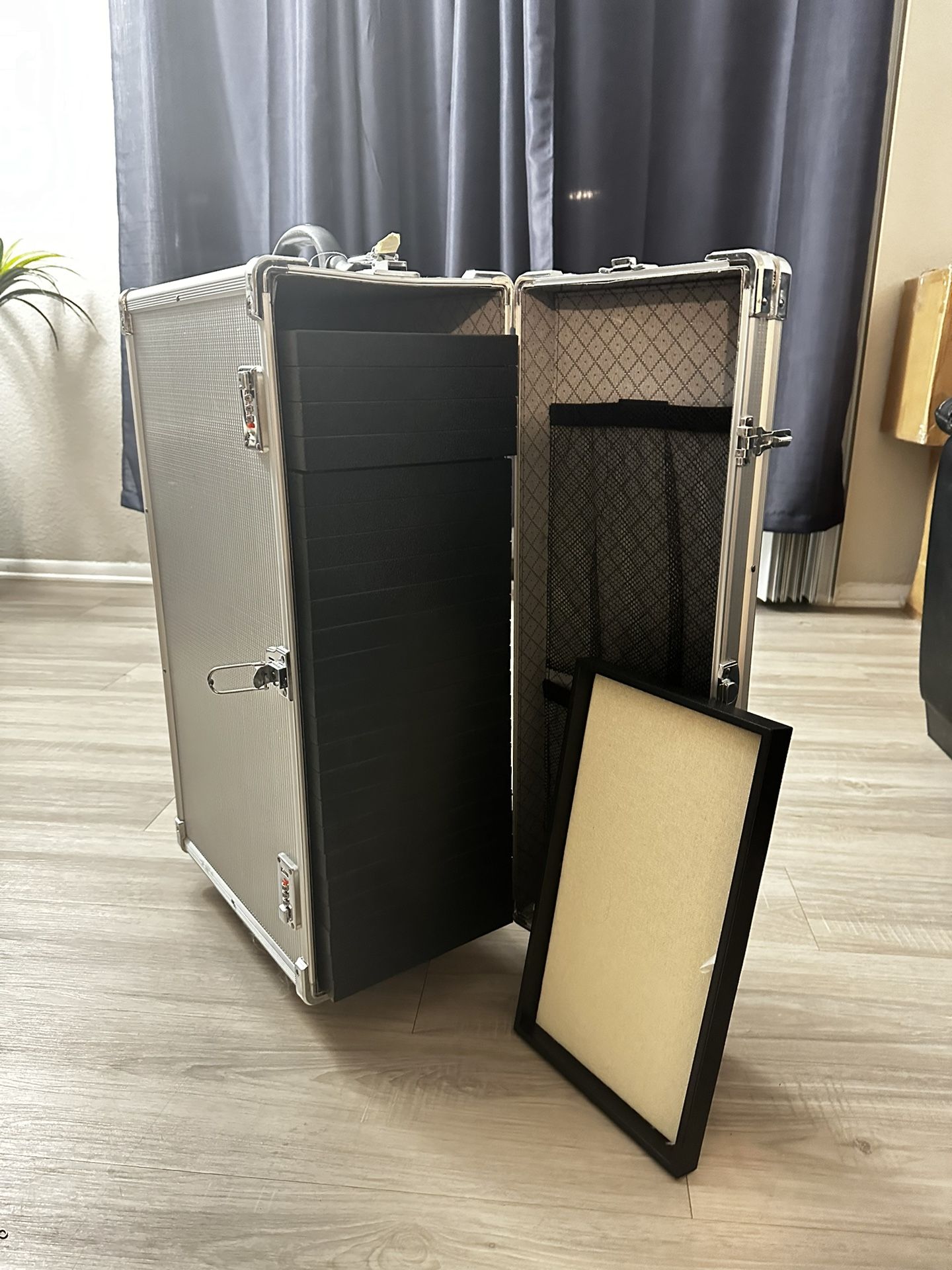 24 Trays Large Aluminum Rolling Jewelry Carrying Case $60 OBO