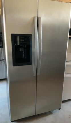 GE  Side-by-Side Stainless Steel Refrigerator Fridge
