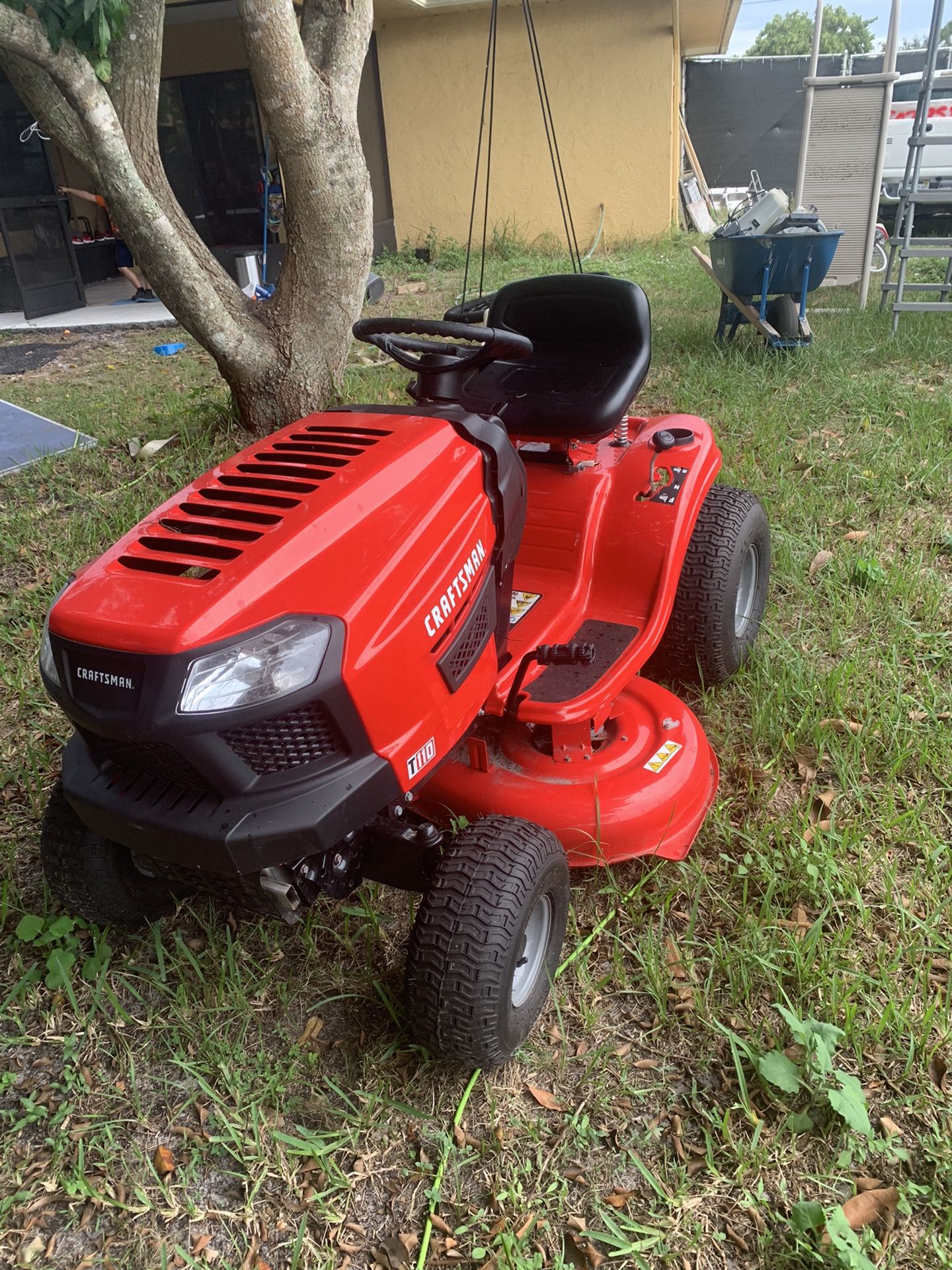 Craftsman Lawn Tractor Like New Just Use 2  Times 